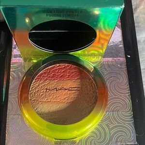 MAC"S Freshen Up highlight powder